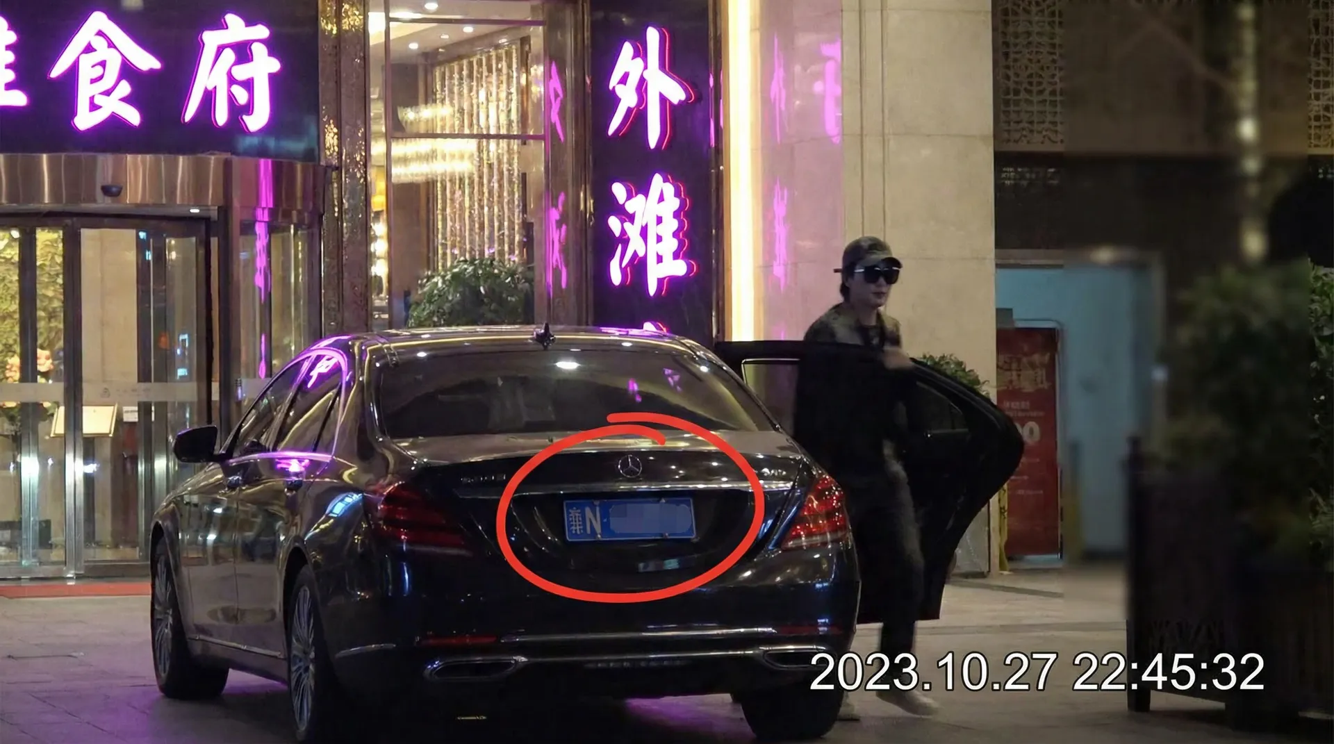 成人动漫_在线观看_高清视频_成人动漫官网入口 - 豪车餐厅外被拍